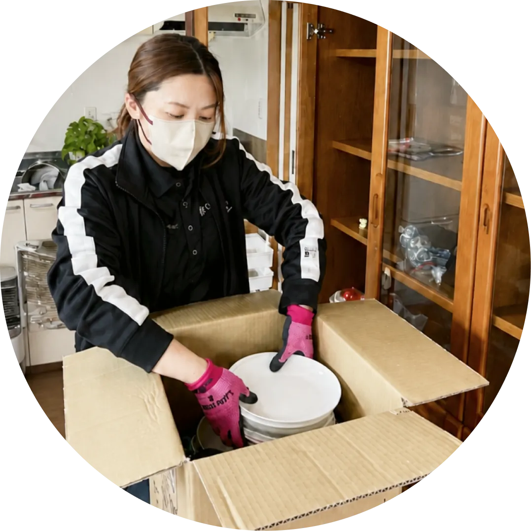 大切なお品物を丁寧に整理するリライフのスタッフ
