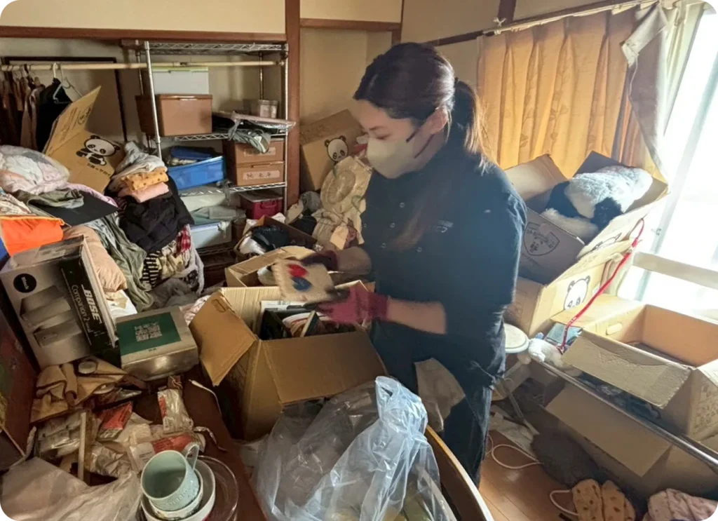 遺品整理をしている女性スタッフ