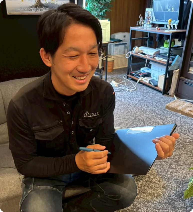 笑顔で打ち合わせを行うスタッフ