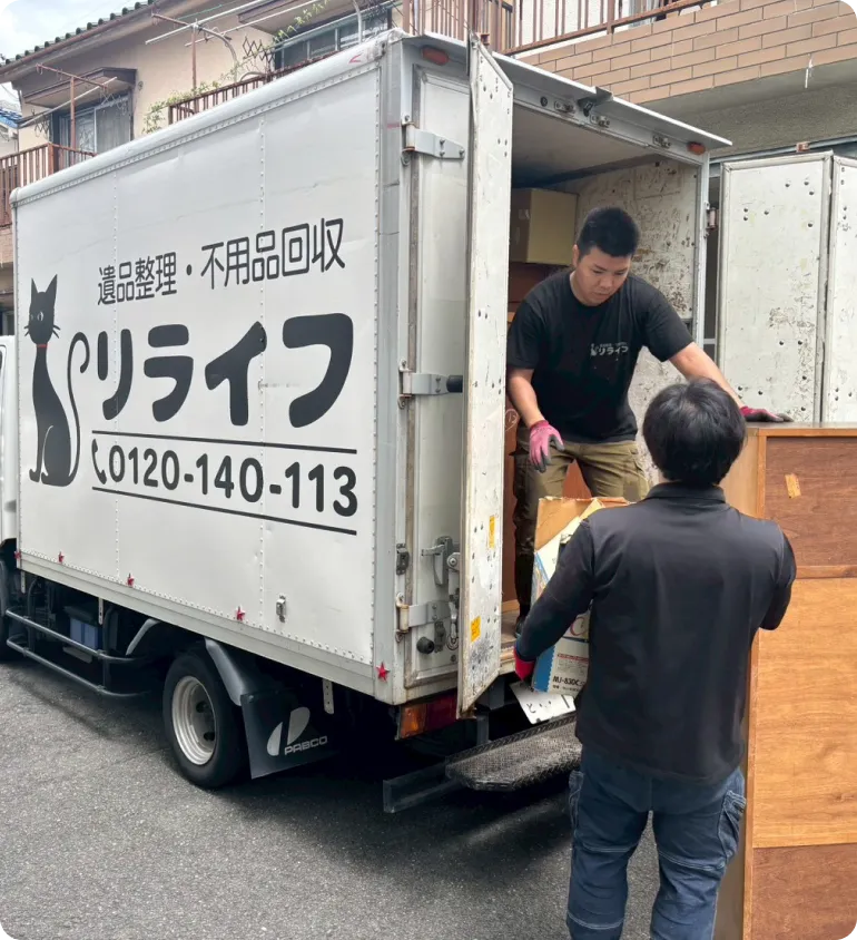 トラックへお品物を積み込むスタッフ